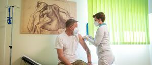 Immer mehr Menschen in Deutschland werden gegen das Coronavirus geimpft.