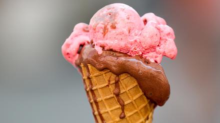 Erdbeere und Schoko: Geht immer. Die "Berlin Ice Cream Week" ergänzt die Saison aber durch neue Kreationen. (Symbolbild)