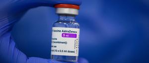 Ein Mitarbeiter im Impfzentrum in der Messe Dresden hält ein Fläschchen mit dem Astrazeneca-Wirkstoff gegen Corona in seiner Hand.