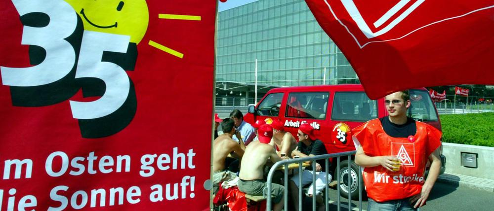 Die berühmte 35 hat die IG Metall nicht geschafft auf den Osten zu übertragen. Ein Arbeitskampf ging 2003 krachend verloren. 