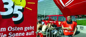 Die berühmte 35 hat die IG Metall nicht geschafft auf den Osten zu übertragen. Ein Arbeitskampf ging 2003 krachend verloren. 