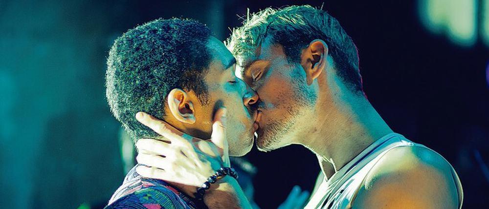 Erst küssen, dann kennenlernen: Robbie (Frédéric Brossier, re.) und Vince (Benito Bause) haben ihre Dating-Apps gelöscht und lassen sich auf eine Beziehung ein. 