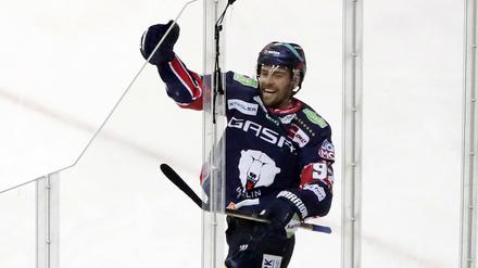 Nach dem 1:1 Ausgleich hatte Marcel Noebels beim Spiel gegen Wolfsburg allen Grund zum Jubeln.