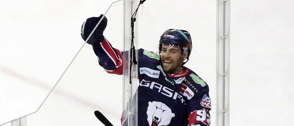 Nach dem 1:1 Ausgleich hatte Marcel Noebels beim Spiel gegen Wolfsburg allen Grund zum Jubeln.