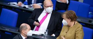 Olaf Scholz, Peter Altmaier und Angela Merkel (von links). 