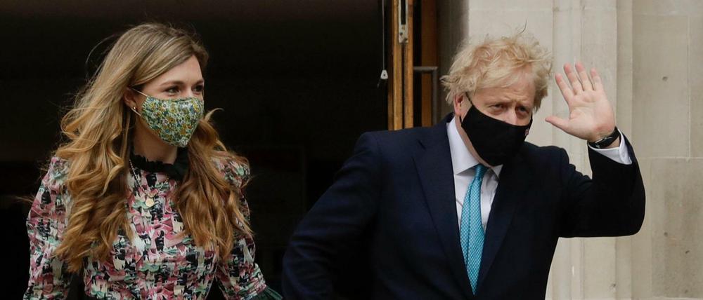 Premier Johnson winkt, als er mit Verlobter Carrie Symonds nach ihrer Stimmenabgabe das Londoner Methodist Central Hall verlässt.