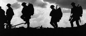 Britische Soldaten marschieren 1915 zur Front bei Ypern.