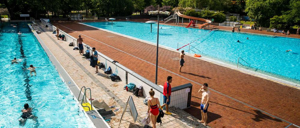 Noch sind Berlins Freibäder geschlossen. Im Sommer könnten Berliner Schüler:innen freien Eintritt erhalten. (Archiv)