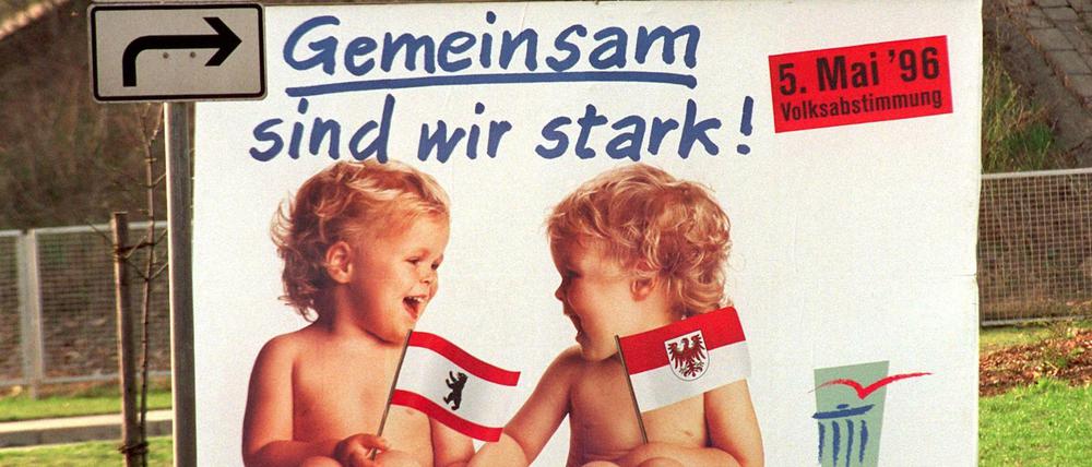 In Biesdorf warb dieses Plakat im Mai 1996 für die Länderehe Berlin-Brandenburg.