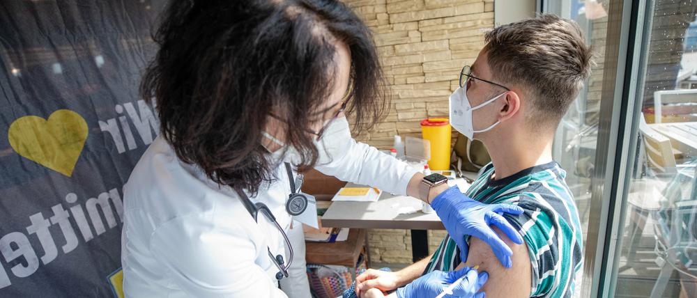 Ärztin in Baden-Württemberg verimpft ohne Voranmeldung 250 liegen gebliebene Dosen Astrazeneca.