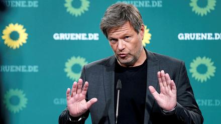 Hände hoch: Robert Habeck, Parteivorsitzender der Grünen, äußerte sich zum Vorschlag eines bundesweiten Mietendeckels ablehnend.