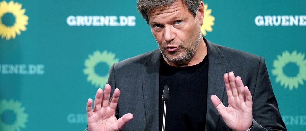 Hände hoch: Robert Habeck, Parteivorsitzender der Grünen, äußerte sich zum Vorschlag eines bundesweiten Mietendeckels ablehnend.
