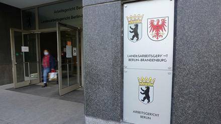  Eingang des Arbeitsgerichts am Magdeburger Platz. Der Bühnenrechtsstreit gegen das Maxim Gorki Theater endete heute mit einem Vergleich. 
