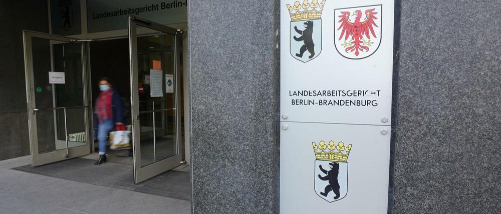 Eingang des Arbeitsgerichts am Magdeburger Platz. Der Bühnenrechtsstreit gegen das Maxim Gorki Theater endete heute mit einem Vergleich.
