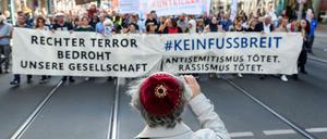 Zivilgesellschaft wehrt sich. Der Widerstand gegen Rechtsextremismus und gegen politische Fanatiker überhaupt muss stärker werden. Demo in Frankfurt nach dem Anschlag von Hanau
