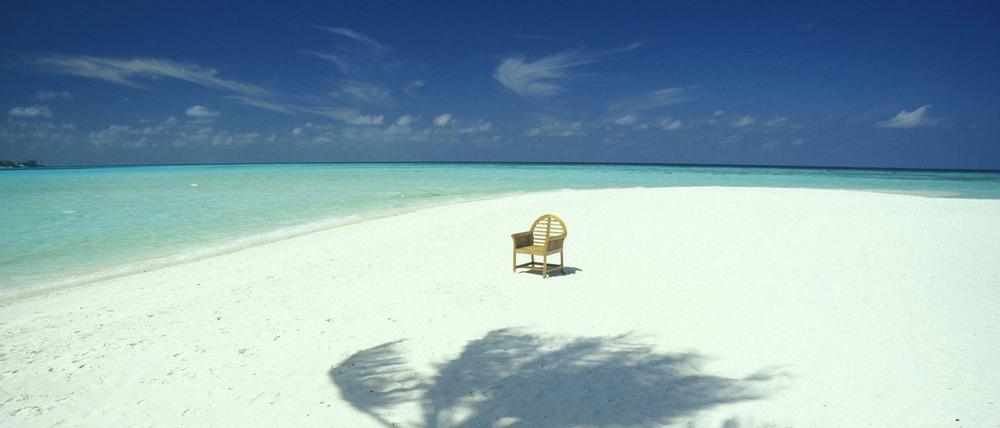 Ein Traumstrand auf einer Touristen Insel auf dem Malediven im Indischen Ozean.