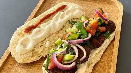 Kein wirkliches Originalrezept, aber schon sehr gut; und man kann alle Zutaten so vorbereiten, dass man beim Grillen keine Teller braucht.