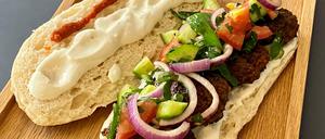 Kein wirkliches Originalrezept, aber schon sehr gut; und man kann alle Zutaten so vorbereiten, dass man beim Grillen keine Teller braucht.