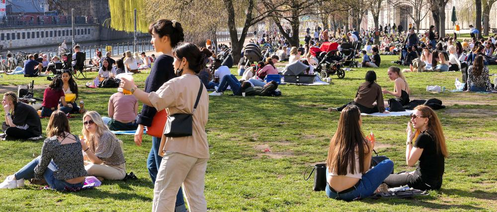 Größere Gruppen in Parks ab Sonntag: Geimpfte und Genesene zählen nicht mehr dazu bei privaten Treffen.