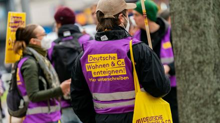 Unterschriftensammlung für die Enteignungs-Initiative bei der kapitalismuskritischen Demonstration am 30. April in Wedding.