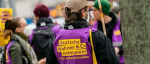 Unterschriftensammlung für die Enteignungs-Initiative bei der kapitalismuskritischen Demonstration am 30. April in Wedding.