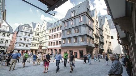 Reaktionäre Rekonstruktion? Besucher in den Gassen der Neuen Frankfurter Altstadt. 