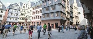Reaktionäre Rekonstruktion? Besucher in den Gassen der Neuen Frankfurter Altstadt. 