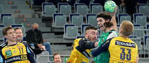 Enge Kiste am Kreis. Jacob Tandrup Holm von den Füchsen (mit Ball) versucht sich durchzusetzen. 