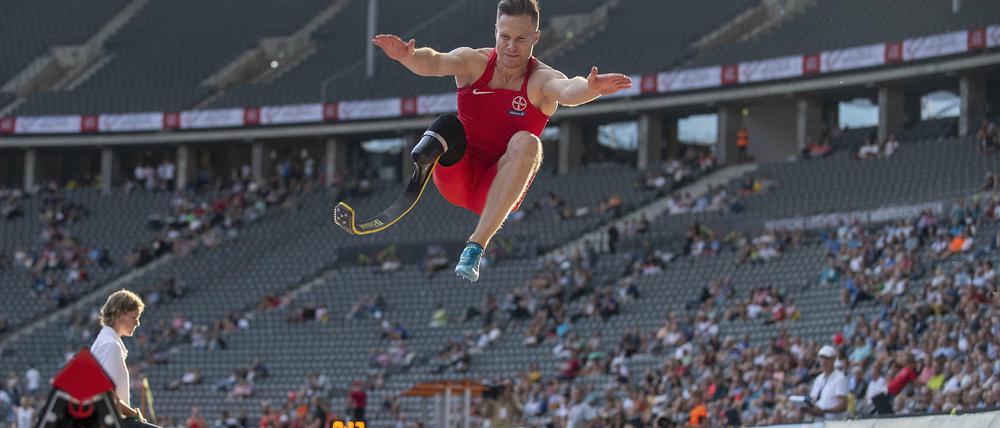 Markus Rehm beim Weitsprung im Olympiastadion bei den Finals 2019. 