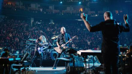 Metallica 2018 bei einem Auftritt zusammen mit dem San Francisco Symphony Orchester. Im Mittelpunkt: Sänger und Gitarrist James Hetfield