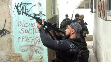 Polizisten beim Einsatz in der Favela Jacarezinho in Rio de Janeiro