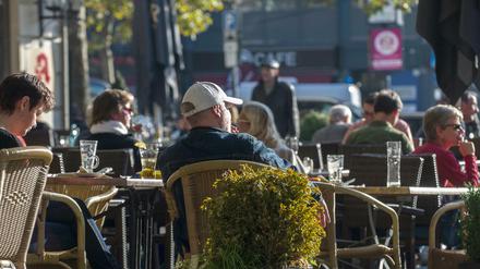 Mal wieder ins Café? Für Geimpfte entfallen viele Beschränkungen.
