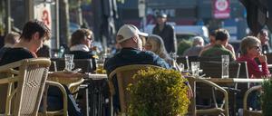 Mal wieder ins Café? Für Geimpfte entfallen viele Beschränkungen.