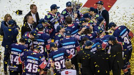 Meister im Konfettiregen. Die Eisbären nach ihrem Titelgewinn.