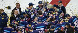 Meister im Konfettiregen. Die Eisbären nach ihrem Titelgewinn.