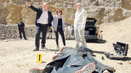 Tod in der Kiesgrube: Moritz Eisner (Harald Krassnitzer, l.) und Bibi Fellner (Adele Neuhauser) sind einer Verschwörung auf der Spur. 