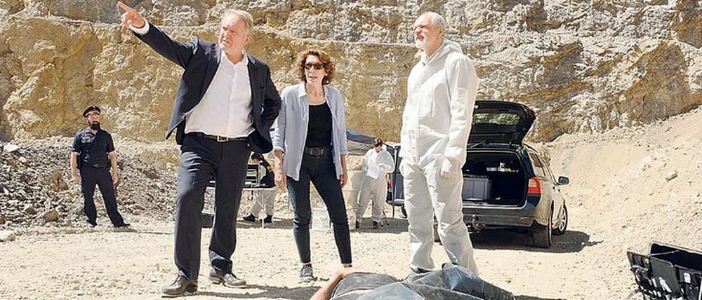 Tod in der Kiesgrube: Moritz Eisner (Harald Krassnitzer, l.) und Bibi Fellner (Adele Neuhauser) sind einer Verschwörung auf der Spur. 