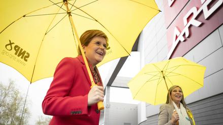 Nicola Sturgeon (links), Regierungschefin von Schottland, hat die absolute Mehrheit nur knapp verfehlt.