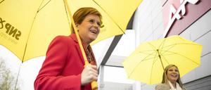 Nicola Sturgeon (links), Regierungschefin von Schottland, hat die absolute Mehrheit nur knapp verfehlt.