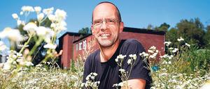 Blühende Industriebrache: Der Unternehmer Dirk Gratzel auf einer der ehemaligen Industrieflächen, die er von der RAG übernommen hat. 