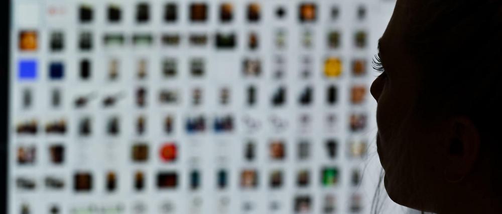 Eine Kriminaloberkommissarin sitzt vor einem Auswertungscomputer bei Ermittlungen gegen Kindesmissbrauch.