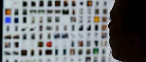 Eine Kriminaloberkommissarin sitzt vor einem Auswertungscomputer bei Ermittlungen gegen Kindesmissbrauch.