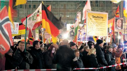 So begann es: Anhänger der islamfeindlichen Pegida-Bewegung demonstrieren am 2016 vor der Frauenkirche in Dresden.