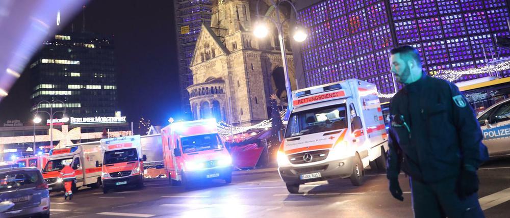 Breitscheidplatz Berlin: Polizisten und Rettungskräfte stehen am Abend des Attentats vor der Gedächtniskirche.