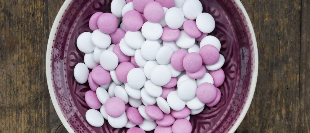 Schokolinsen heißen diese Objekte. Schoko enthalten sie ein wenig, Zucker sehr viel, Titandioxid kommt auch vor. Linsen allerdings nicht.