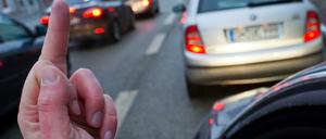 Schlimmer Finger. Mehrere Tausend Fälle von Aggression im Straßenverkehr beschäftigen jährlich allein die Berliner Justiz