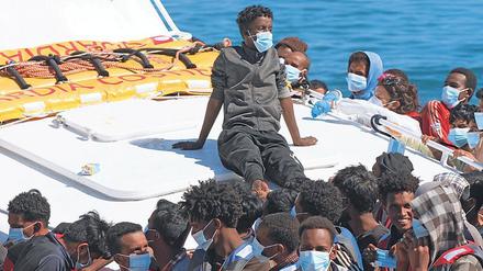 Übers Mittelmeer. Ankunft der Flüchtlinge auf der Insel Lampedusa. 
