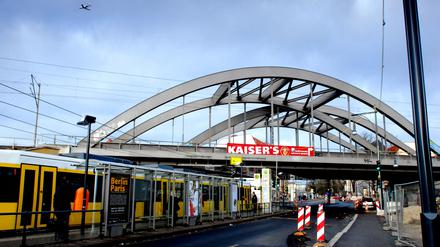 Die Bahnbrücke am Bahnhof Pankow wurde ab 2003 abgerissen und durch einen Neubau ersetzt.