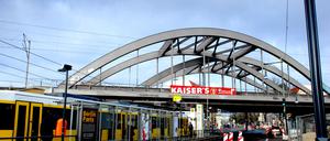 Die Bahnbrücke am Bahnhof Pankow wurde ab 2003 abgerissen und durch einen Neubau ersetzt.