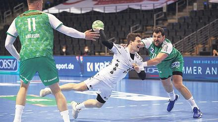 Hartes Ringen. Mit einem schwer erkämpften 28:26-Sieg bei den Füchsen Berlin schob sich der Titelverteidiger THW Kiel, hier mit dem wendigen Miha Zarabec (Mitte), wieder an die Tabellenspitze. 